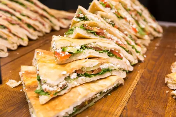 Focaccia Primavera: Rukola, Tomaten, Gurken, Schafskäse