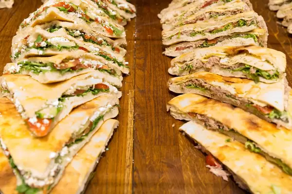 Focaccia Tonno: Blattsalat, Tomaten, Thunfisch, Gouda-Käse und Kräuter der Provence