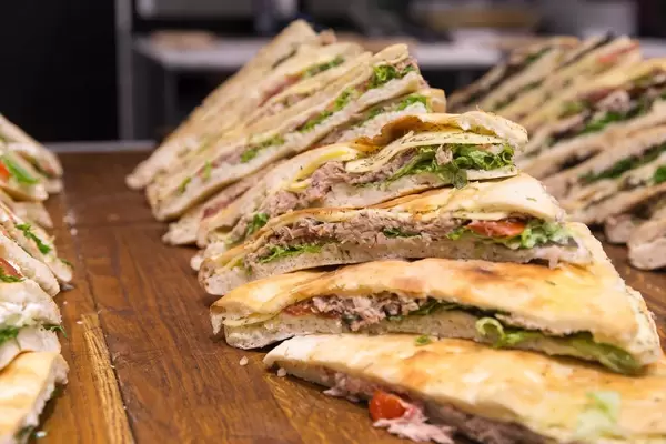 Focaccia Tonno: leaf salad, tomatoes, tuna, Gouda cheese and Provence herbs