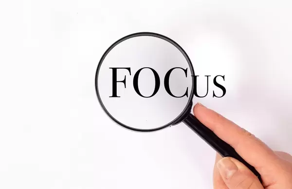 Focus unter der Lupe auf weißem Hintergrund