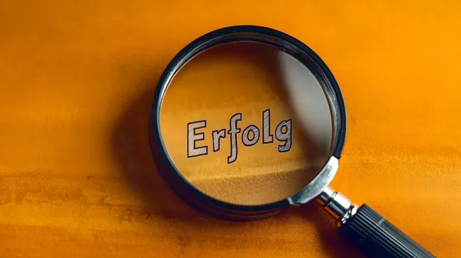 Fokus auf Erfolg und Wachstum mit Vergrößerungsglas