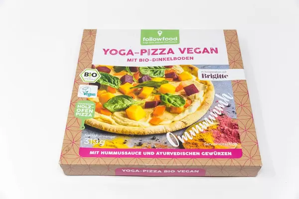 Followfood Yoga Pizza Vegan with organic spelt dough, hummus sauce and Ayurvedic spices: packaging on a white background
