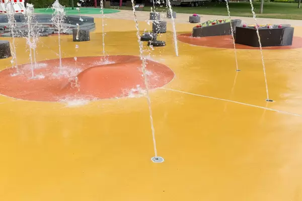 Fontäne am Spielplatz in der Nähe des Ludwig Museums, Koblenz