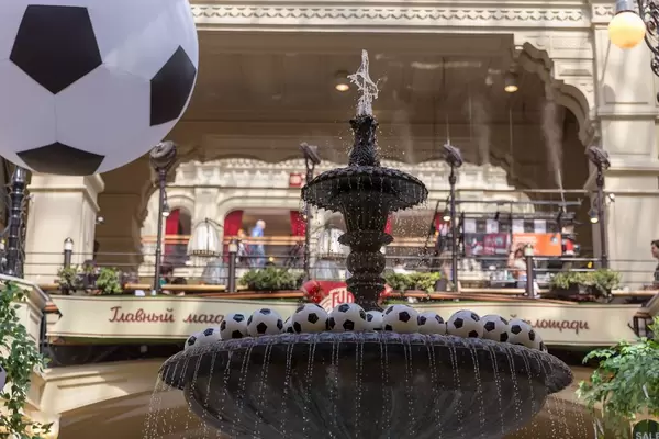 Fontäne mit vielen Fußbällen