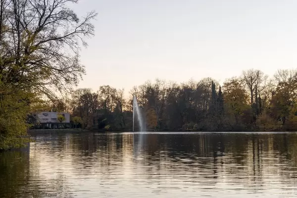 Fontäne vor dem Leonardo Royal Hotel Köln