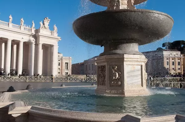 Fontäne vor dem Petersdom in Rom, Italien