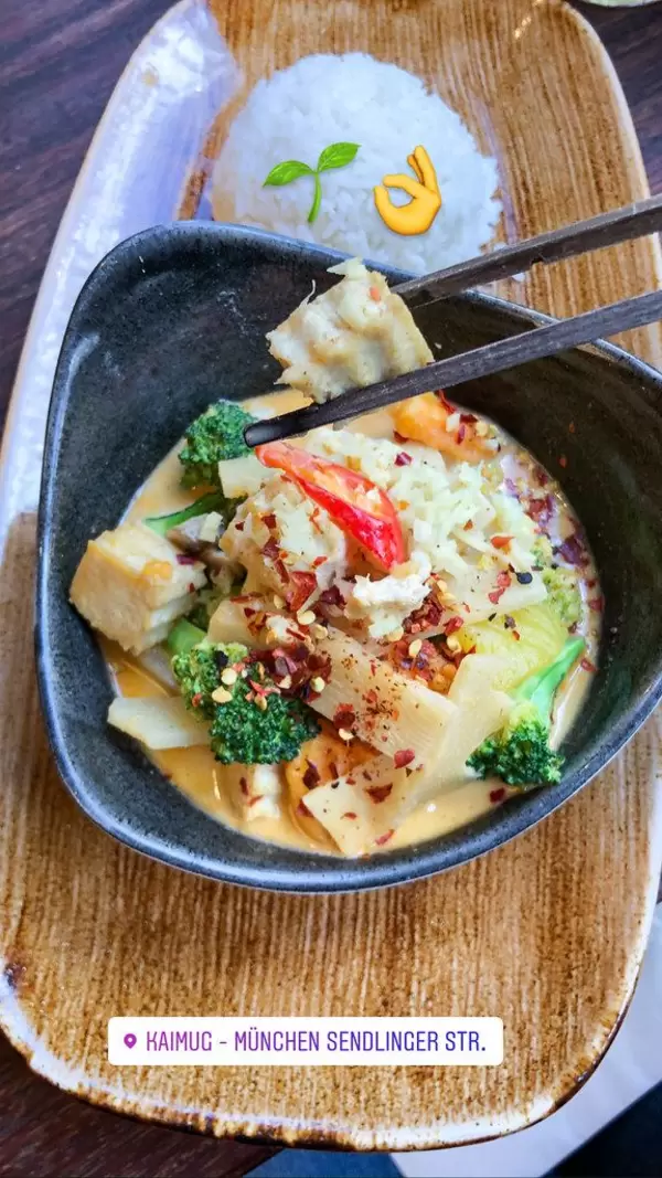 Foodblogger postet ein Instagrambild von veganem Mittagessen im asiatischen Restaurant: Thai-Curry mit weißem Reis