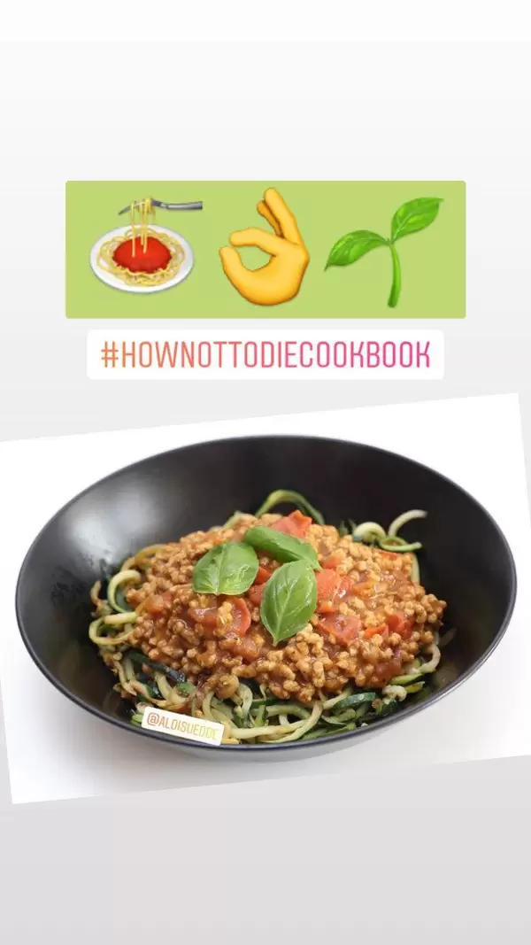 Foodblooger postet ein Instagrambild mit Zoodles - Zucchini-Nudeln und veganer Sonnenblumenkern-Bolognese als ausgewogene Fleischalternative