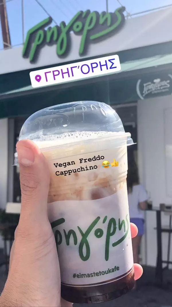 Foodblooger postet einen veganen Freddo Cappuccino im To-Go Plastikbecher auf Instagram