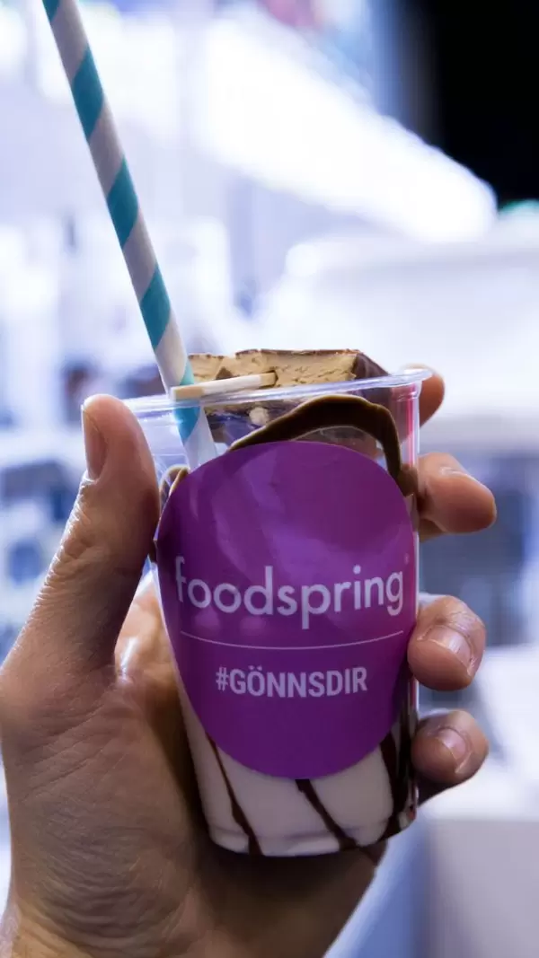 Foodspring Fitness Food Snack mit Strohalm und dem Motto #GönnsDir auf der Fibo in Köln
