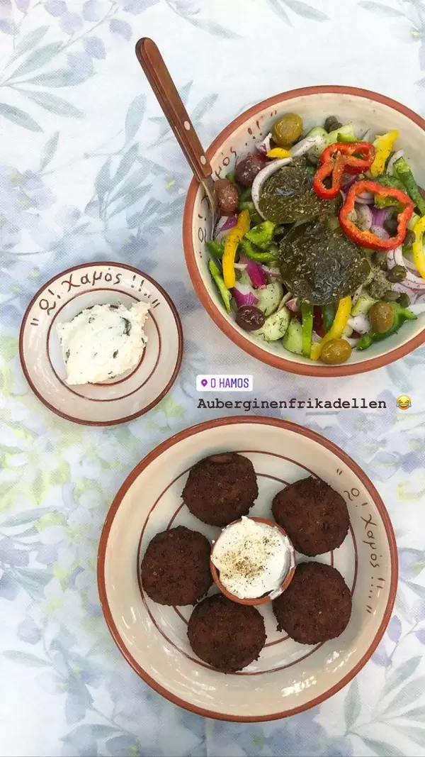 Foodstagram von griechischem Essen: Auberginenfrikadellen mit Dip, bunter Salat und Pistazieneis aus der O! Hamos! Tavern in Milos
