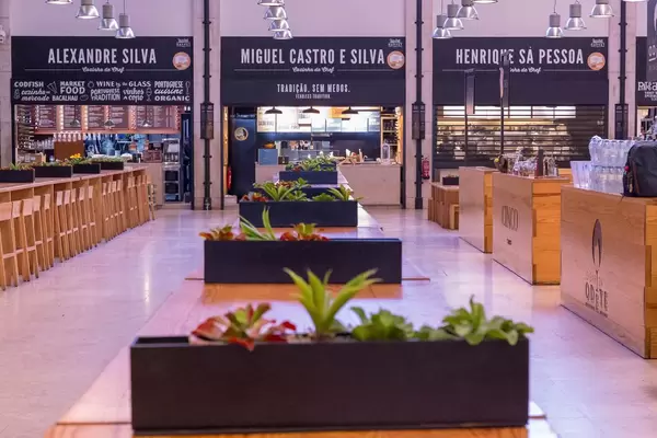 Foodstores und Pflanzen im Timeout Market in Lissabon
