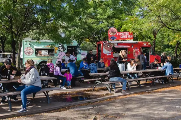 Foodtrucks in einem Park mit Gästen