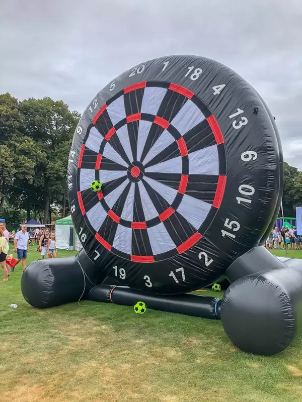 Foot Darts, Mischung aus Fußball und Darts