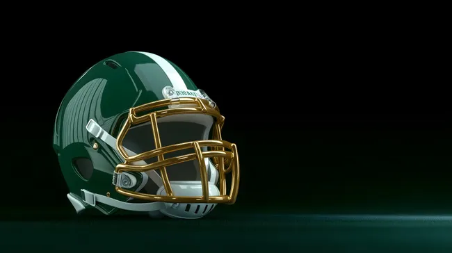 Footballhelm mit glänzender Goldmaske auf schwarzem Hintergrund