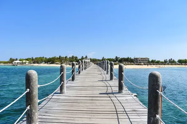 Footbridge heading towards the shore (Flip 2019)