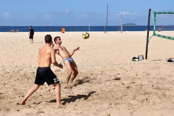 Footvolley an der Copacabana in Rio de Janeiro (Brasilien)