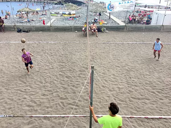 Footvolley; Trendsport aus Brasilien verbindet Volleyball und Fußball.