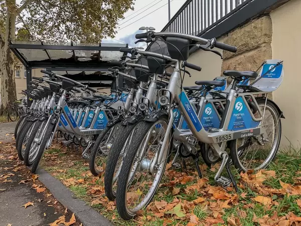 Ford Pass Bike - Fahrräder stehen zum mieten in einer Reihe