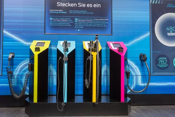 Ford superschnelle Ionity Ladestationen für Elektroautos mit Typ-2-Stecker und CCS-System,  mit bis zu DC 350kW