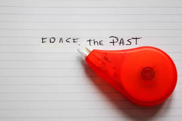 Forgetting the past and erasing negative memories for a healthy mind