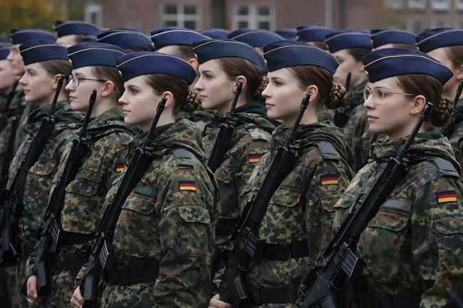 Formation von Bundeswehr-Soldatinnen mit Gewehren