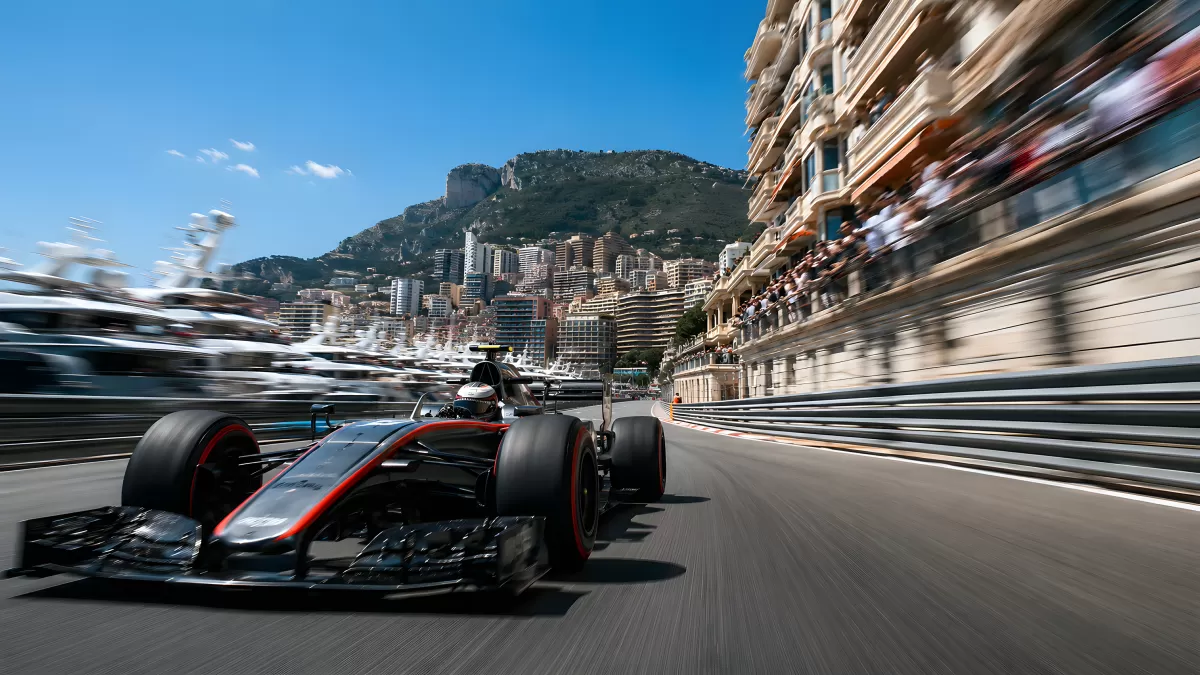 Formel-1-Bolide rast durch die Straßen von Monaco
