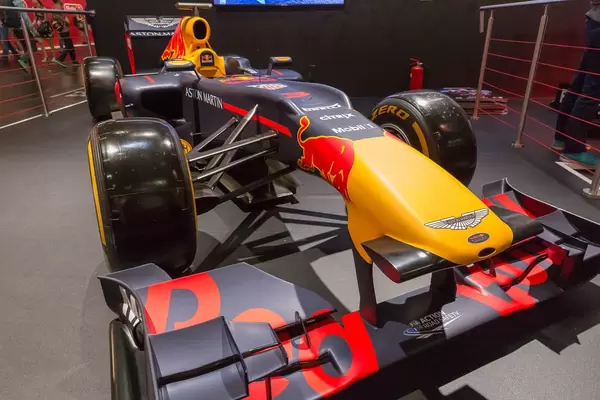 Formel 1 Rennwagen von Red Bull am Messestand von F1 2018