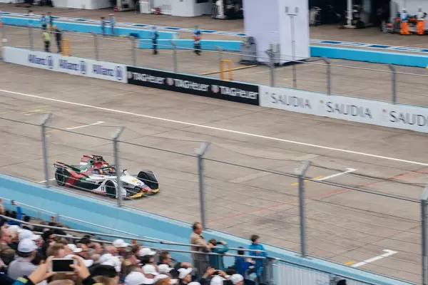 Formel E - Rennen in Berlin 2019 - Gesamtführer passiert die Fantribühne