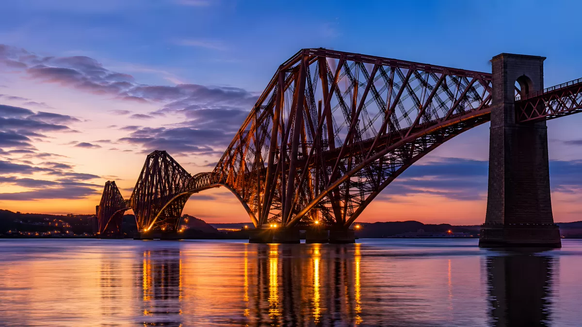 Forth Bridge bei Sonnenuntergang über dem Firth of Forth