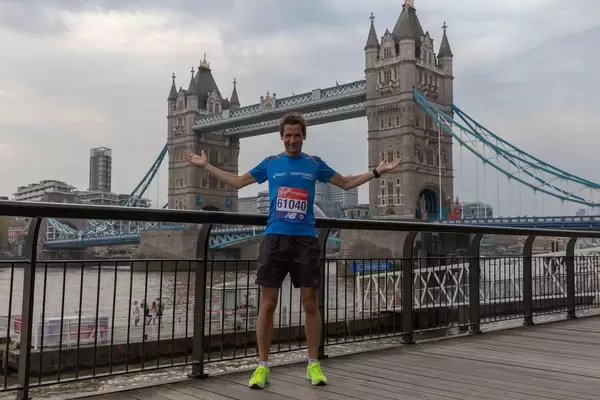 Foto nach dem Marathon vor der Londoner Tower Bridge