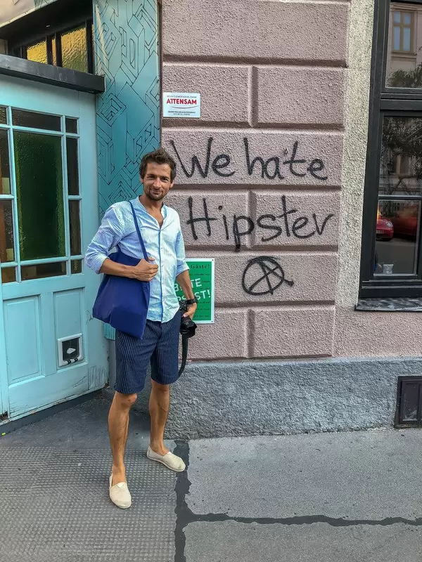 Foto neben einem "we hate hipster" Graffiti