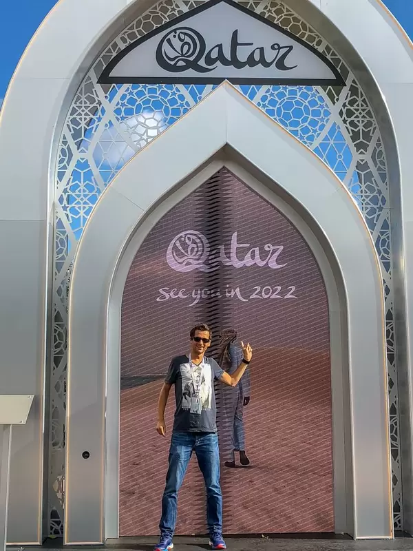 Foto vor einem Display für die Fußball-Weltmeisterschaft 2022 in Katar