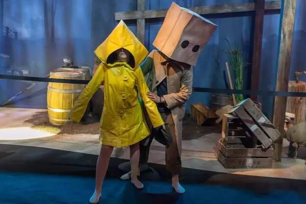 Fotoaktion auf der Gamescom: Besucher als Mono und Six aus der Videospielreihe Little Nightmares II