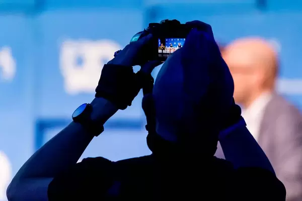 Fotograf auf der Suche nach dem perfekten Bild auf der Bits&Pretzels