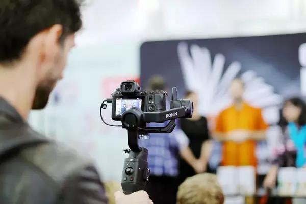 Fotograf mit DSLR-Kamera und Ronin Stabilisierungssystem