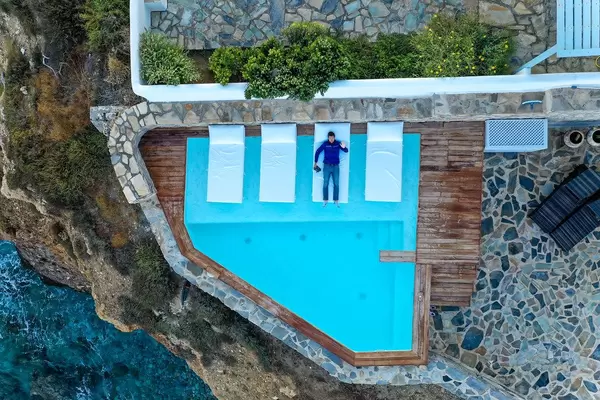 Fotografieren mit dem Drohnen aus dem Liegestuhl beim Pool vom Iliada Suites Hotel auf Naxos