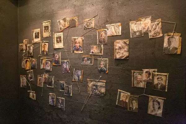 Fotos von drei Generationen in dem Bunker,  der Setnachbau der Netflix Original Serie 'Dark' auf der Gamescom Messe in Köln