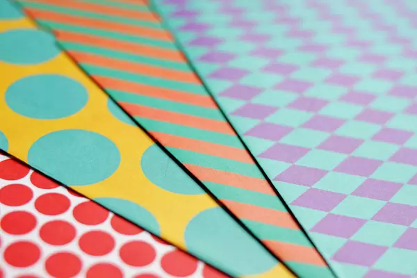 Frabiges Geschenkpapier ( engl. Colourful Printed Paper)