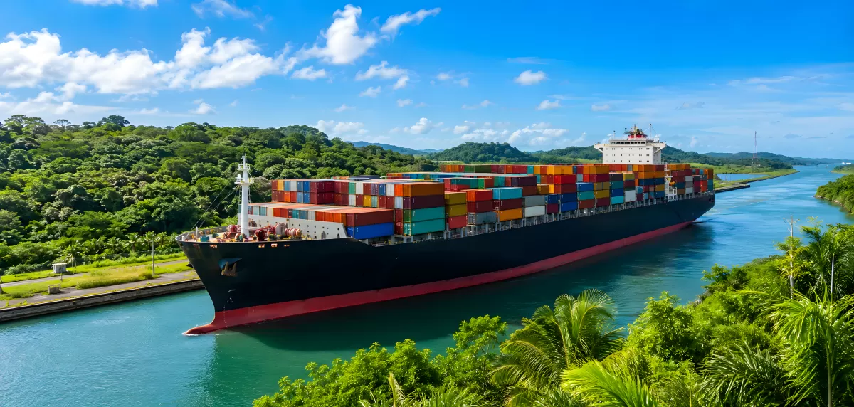 Frachtschiff mit Containern durchquert den Panamakanal