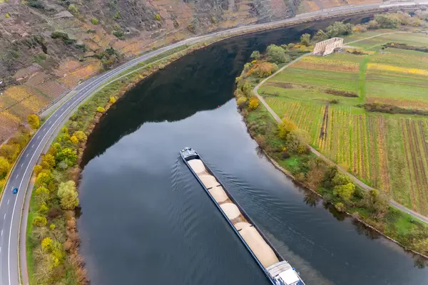 Frachtschiff mit Sand beladen fährt auf dem Fluss Mosel entlang der Bundesstraße B49 in Richtung der Klosterruine Stuben in Bremm, Deutschland