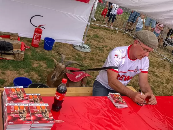 Frank Almstedt mit Hennes VIII signiert Autogrammkarten