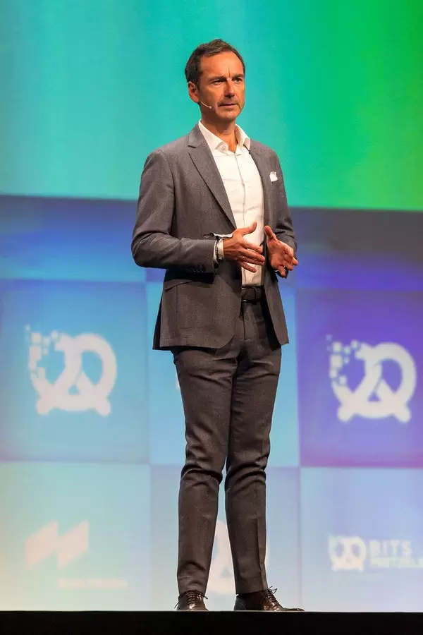 Frank Niederländer auf der Bühne von der Bits & Pretzels 2019 Gründerkonferenz in München