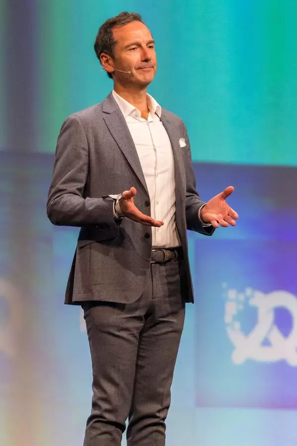 Frank Niederländer (BMW) auf der Bühne der Bits & Pretzels Gründerkonferenz in München