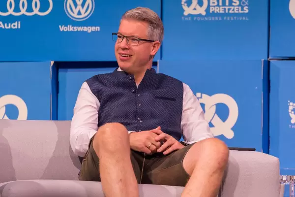 Frank Thelen glücklich in Tracht auf dem Sofa der Bits&Pretzels