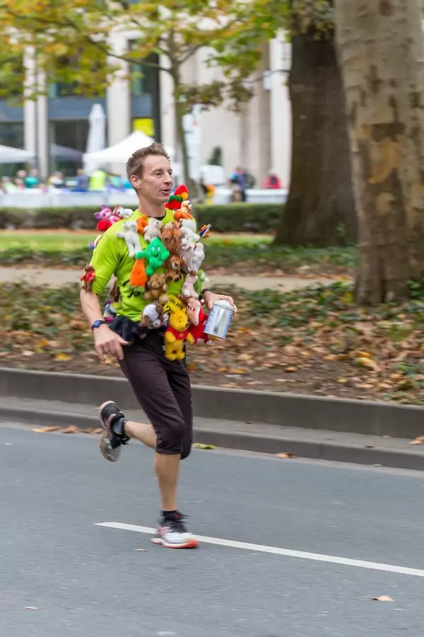 Frankfurt Marathon Mann mit vielen kleinen Maskottchen am Outfit