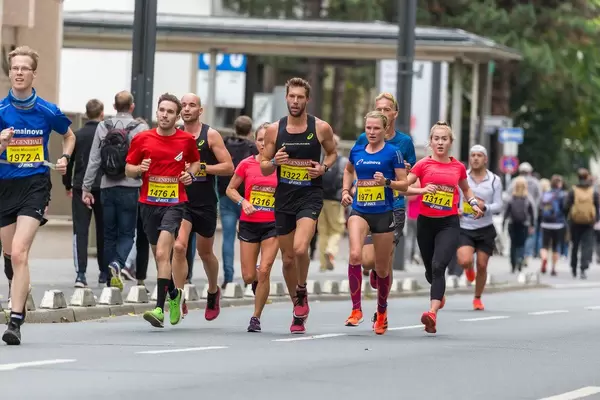 Frankfurter Marathon sportliche Athleten der ASICS Frontrunner