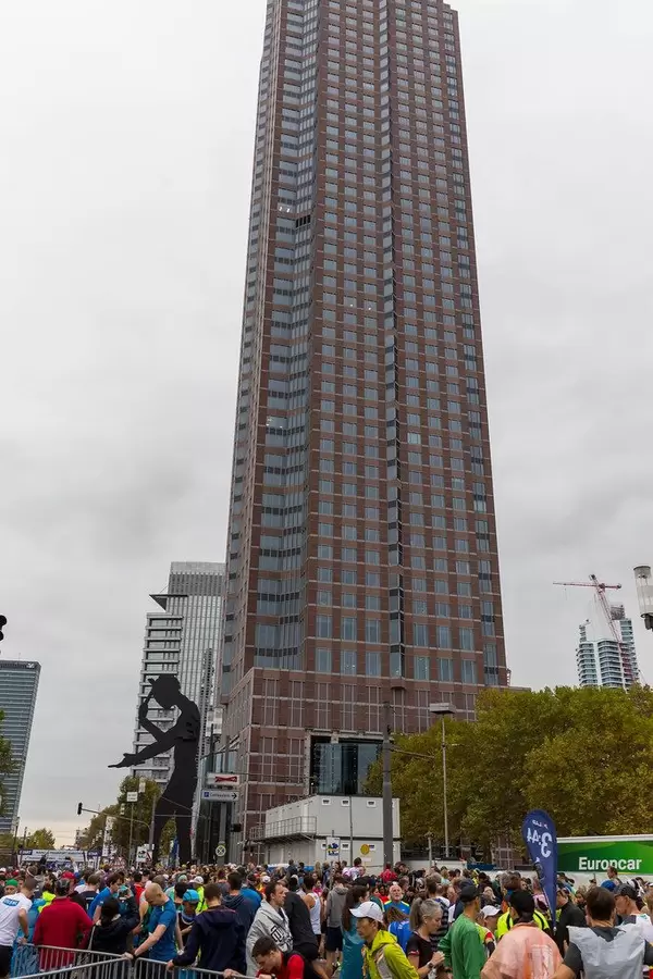 Frankfurter Messturm im Hintergrund mit Marathon Läufern versammelt auf der Straße