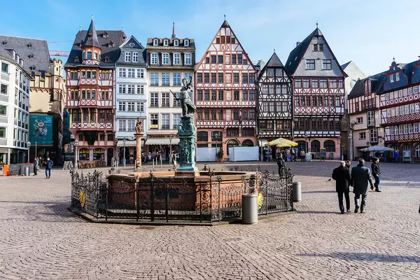 Frankfurter old town - historic buildings and the marketplace at Dom/Römer