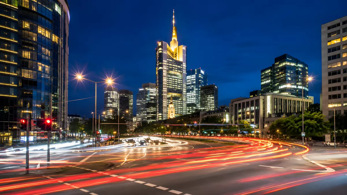 Frankfurter Skyline bei Nacht mit Lichtspuren